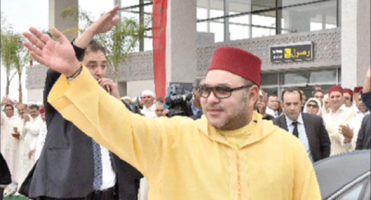 العاهل المغربي لدى وصوله الى مطار بني ملال لتدشينه أمس (ماب)