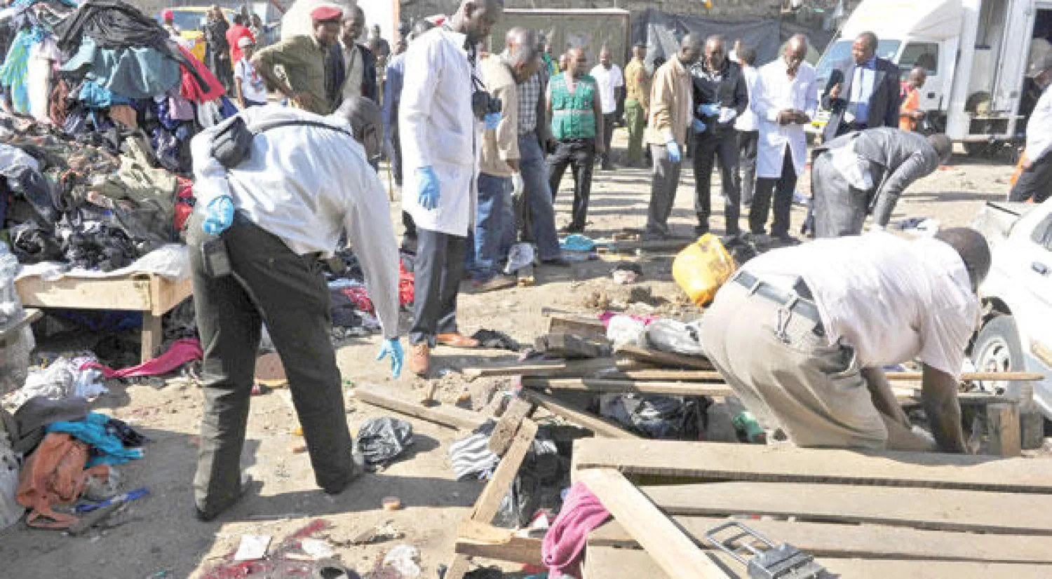 محققون يفحصون موقع أحد الانفجارين في نيروبي أمس (أ.ف.ب)