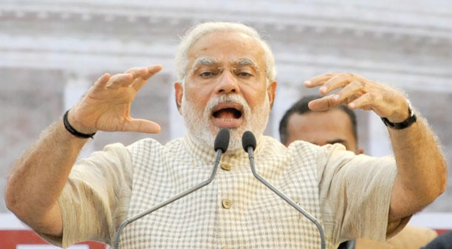 مودي متحدثا أمام أنصاره أمس (أ.ف.ب)