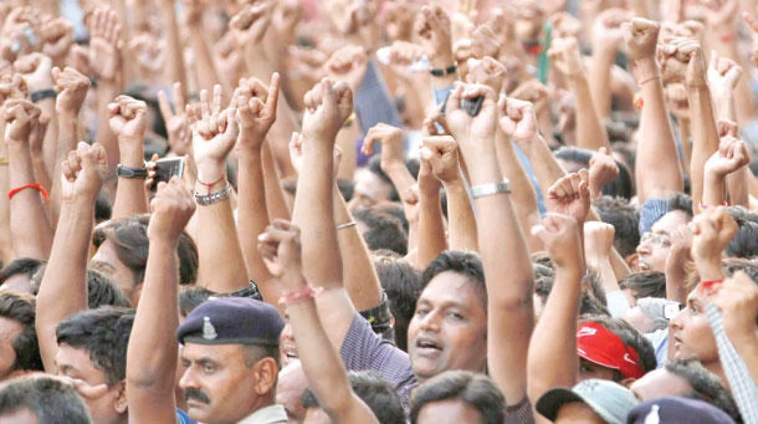 مؤيدون لمودي يرفعون أياديهم أثناء خطابه في فادودارا بولاية غوجارات أمس (رويترز)