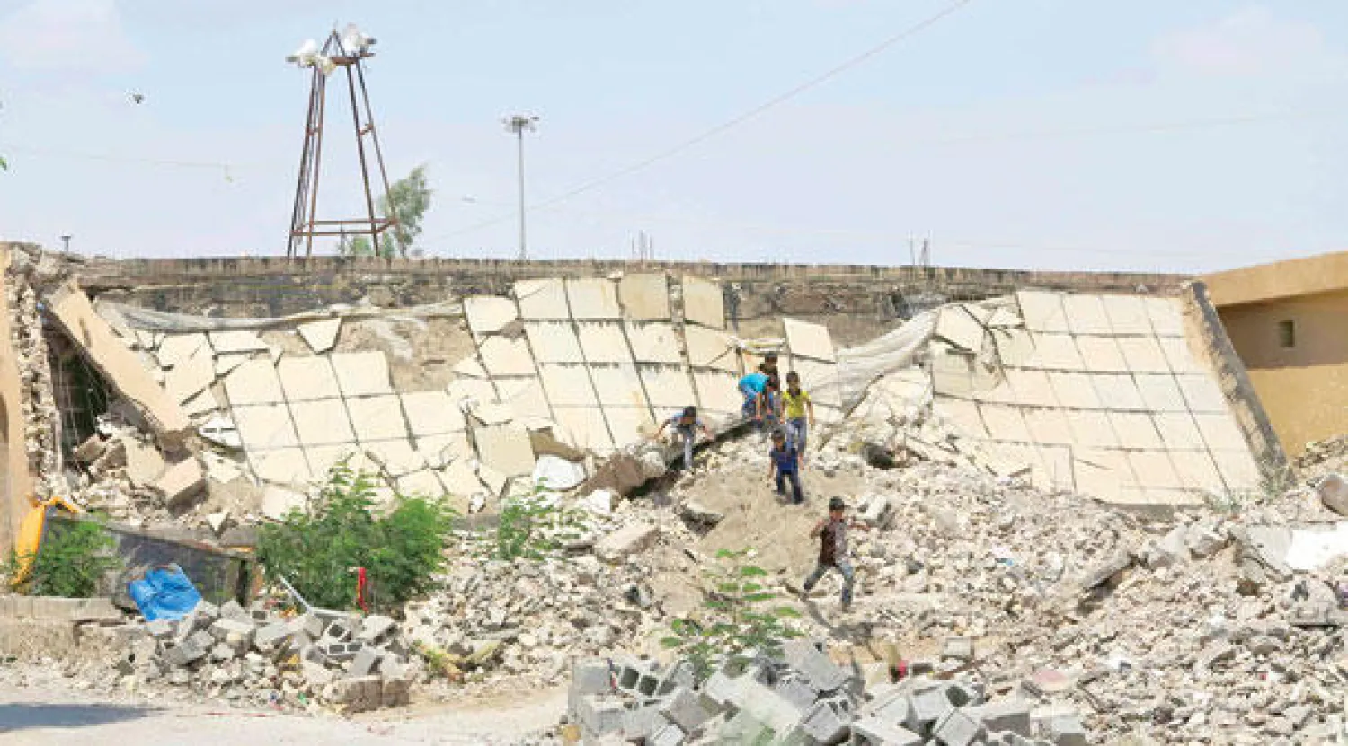 مسجد للسنة في أحد أحياء مدينة الرمادي دمرته عناصر داعش خلال قتال القوات العراقية ضدها (رويترز)