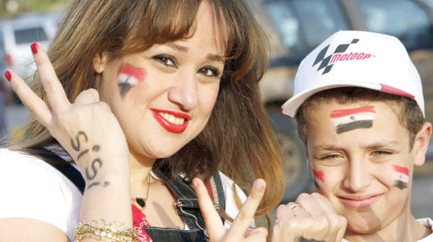 مغتربة مصرية  تقيم في سلطنة عمان قبل الإدلاء بصوتها في الانتخابات الرئاسية امس في السفارة المصرية في مسقط ( ا ف ب)