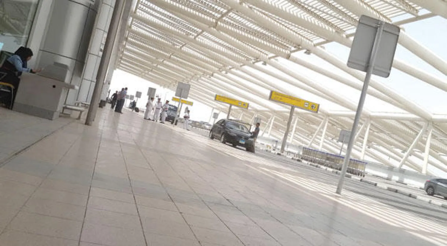 واجهة مطار القاهرة تشكو من قلة الركاب. وكانت هذه المنطقة في السابق مزدحمة بسبب كثرة المسافرين («الشرق الأوسط»)