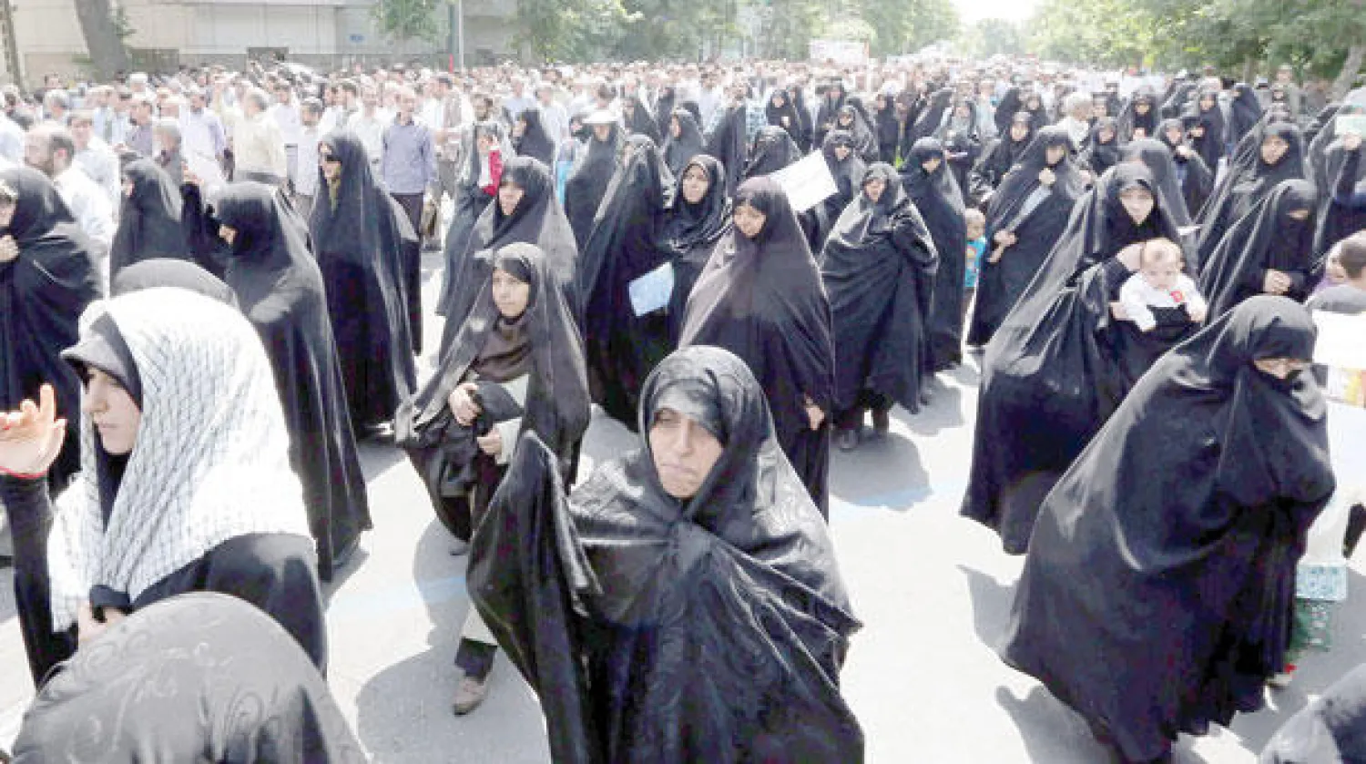 ايرانيات يتظاهرن للمطالبة باحترام الزي الإسلامي بعد صلاة الجمعة بطهران أمس (إ.ب.أ)