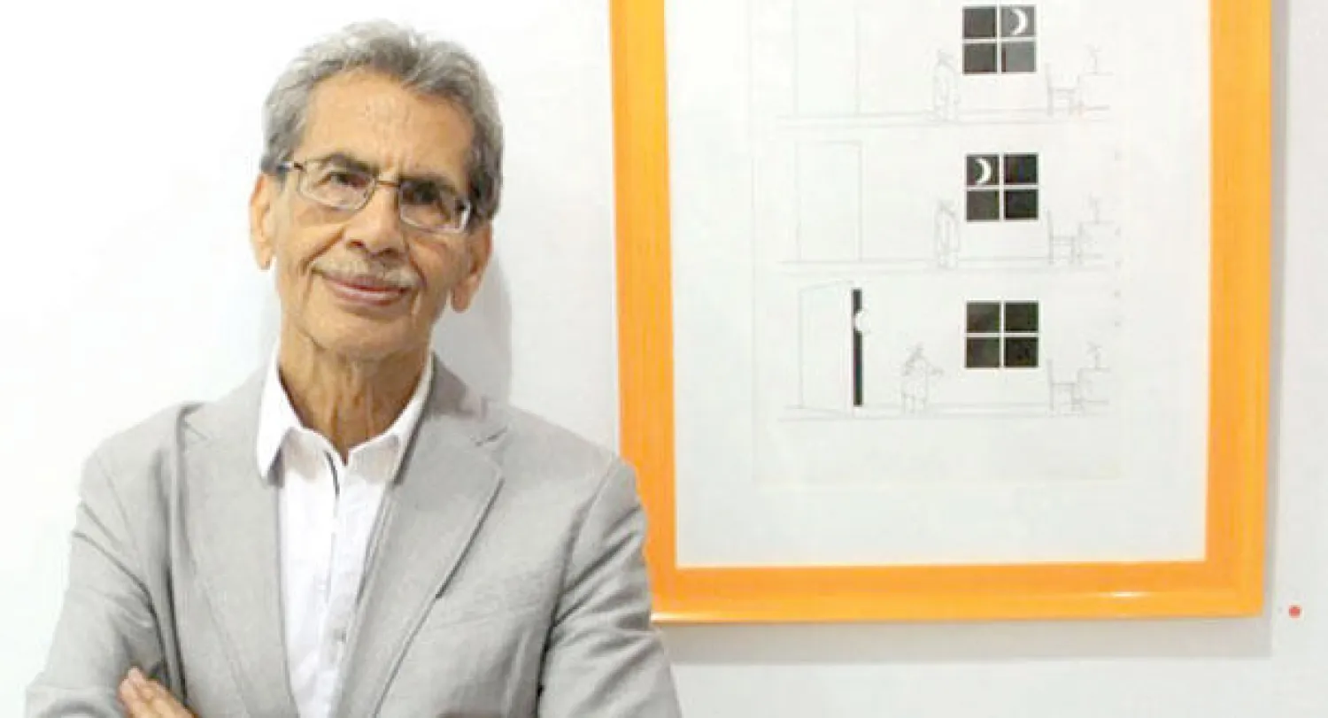 درم بخش في فضاء ساربان للرسم بطهران مع رسومه التي تحمل عنوان «الروايات المصورة 3»