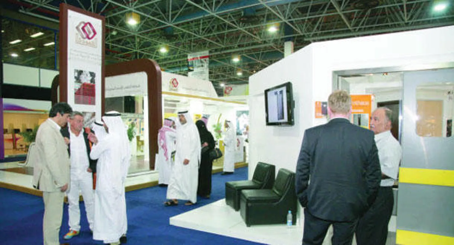 زوار معرض البناء والديكور في جدة («الشرق الأوسط»)