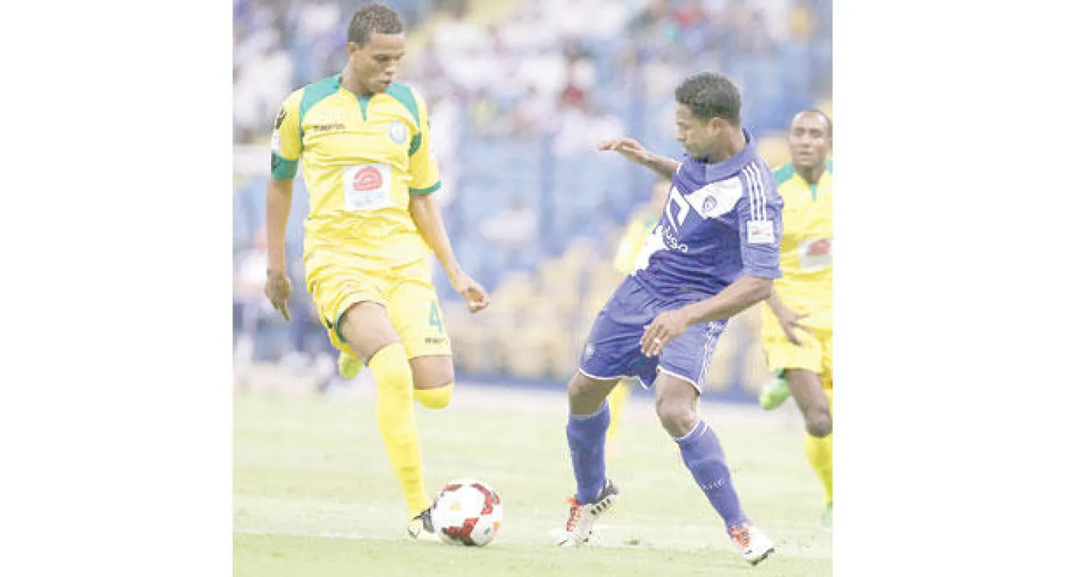 فواز الخيبري «يسار» خلال إحدى مباريات العروبة في الدوري السعودي