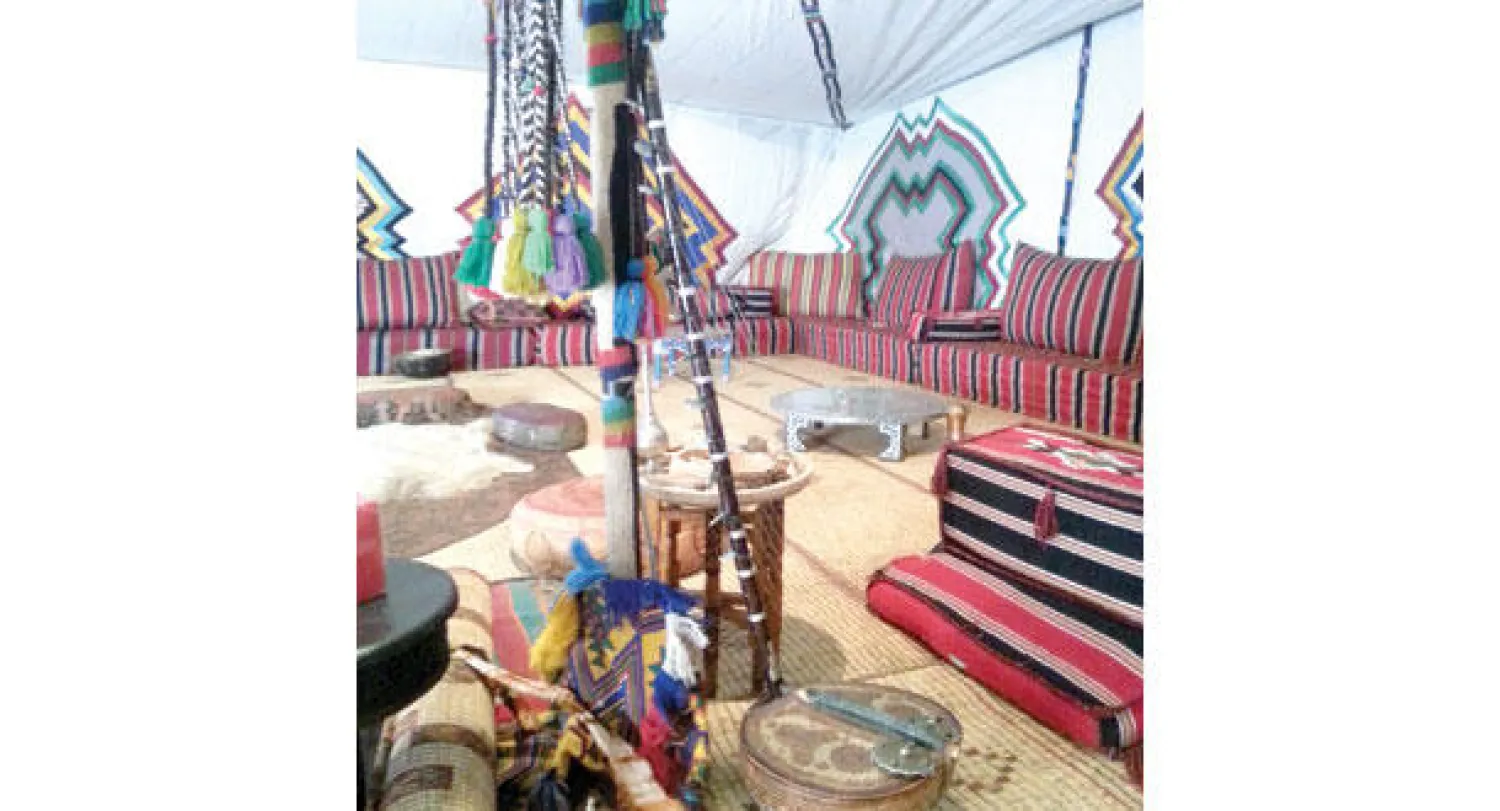 جانب من الخيمة الصحراوية داخل «دار الجنوب» ({الشرق الأوسط})