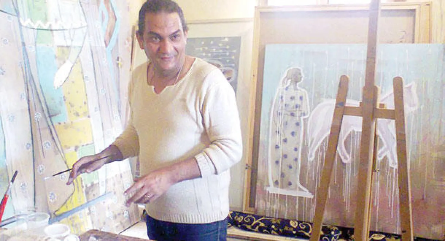 الفنان رضا عبد الرحمن في مرسمه