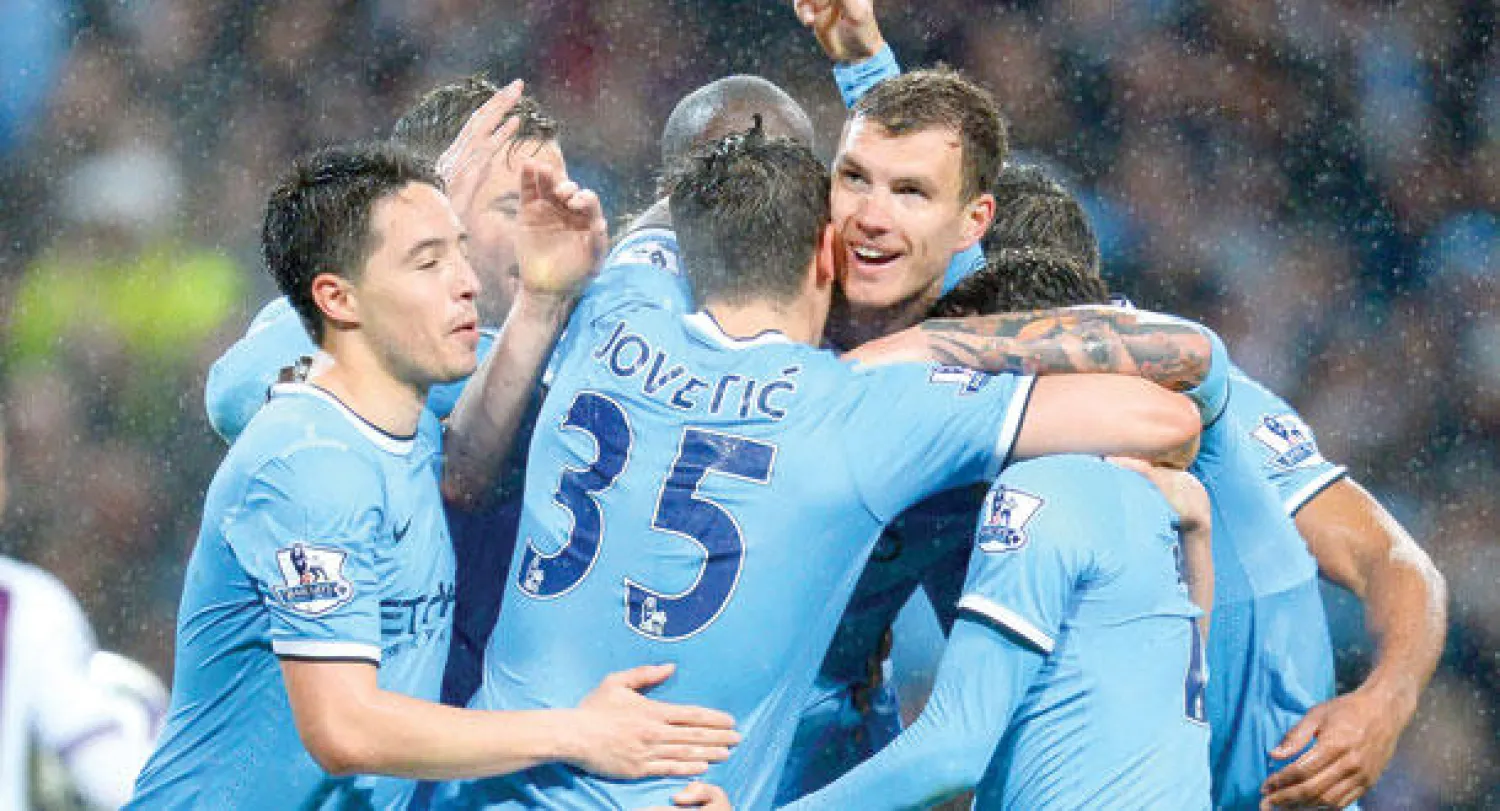 لاعبو مانشستر سيتي يحتفلون بفوزهم في أحد اللقاءات (أ.ف.ب)