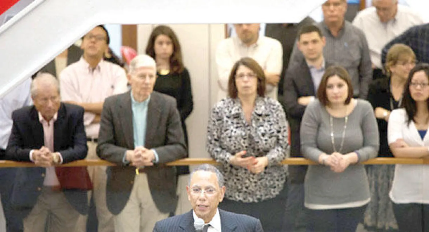 دين باغيت رئيس التحرير الإداري لـ«نيويورك تايمز»، يتحدث إلى زملائه الصحافيين بعد إعلان خبر تعيينه.. وفي الاطار جيل أبرامسون، رئيسة التحرير التنفيذية (نيويورك تايمز)