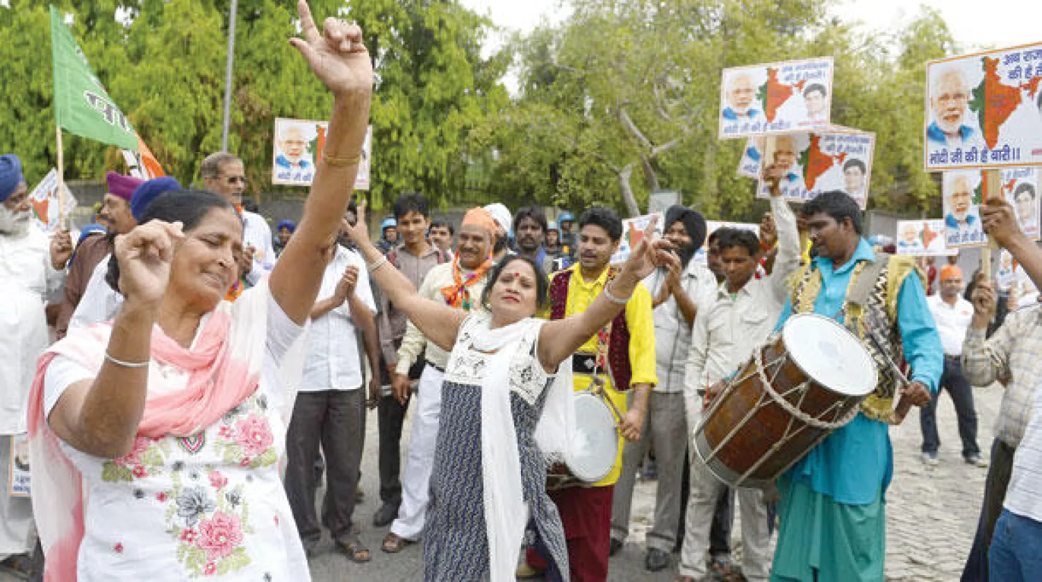 مؤيدو مودي يغنون ويرقصون أثناء انتظار قدومه خارج مطار نيودلهي أمس (أ.ف.ب)