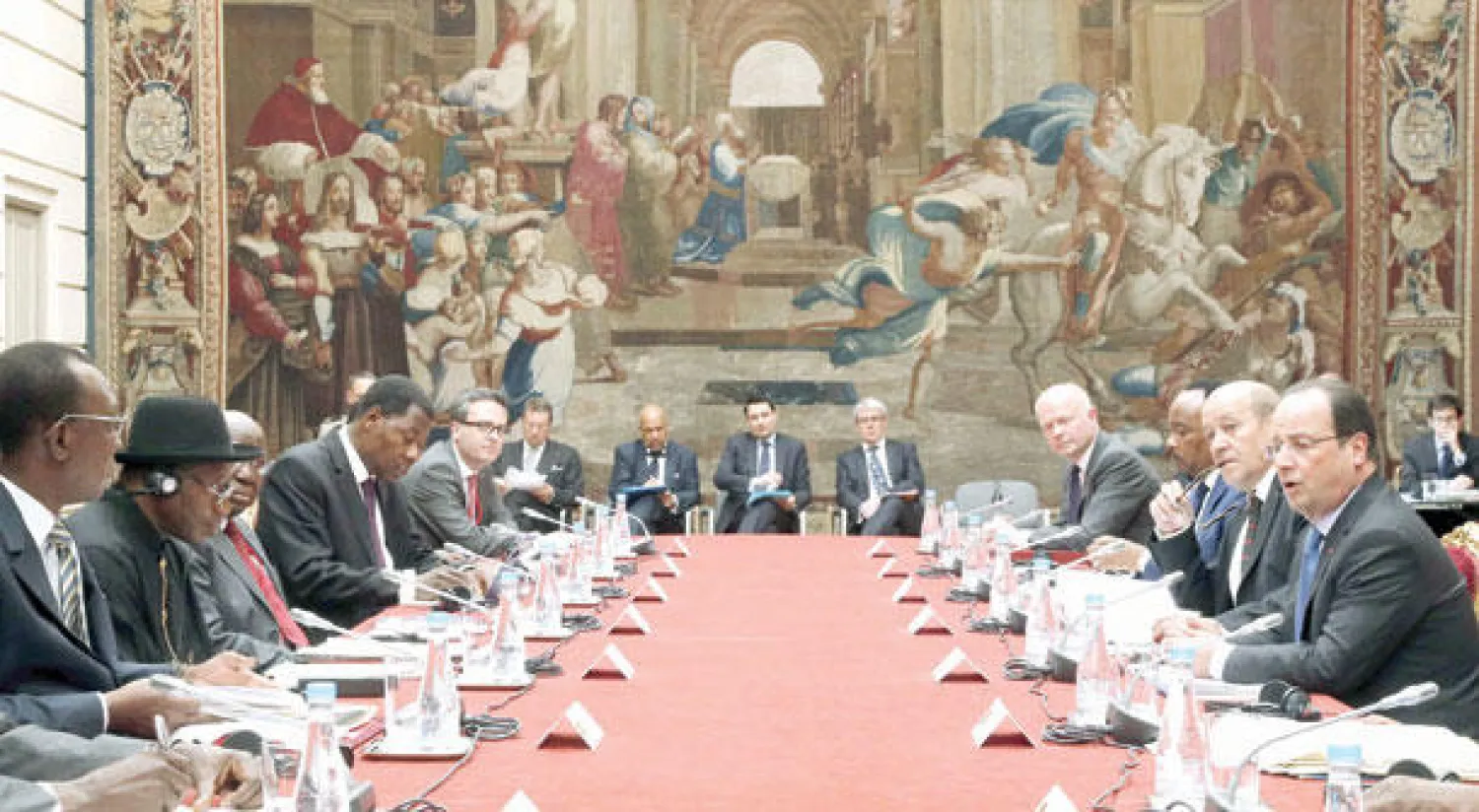 هولاند (يمين) يتحدث خلال القمة التي التأمت في الإليزيه وخصصت لموضوع الأمن في نيجيريا أمس (أ.ف.ب)