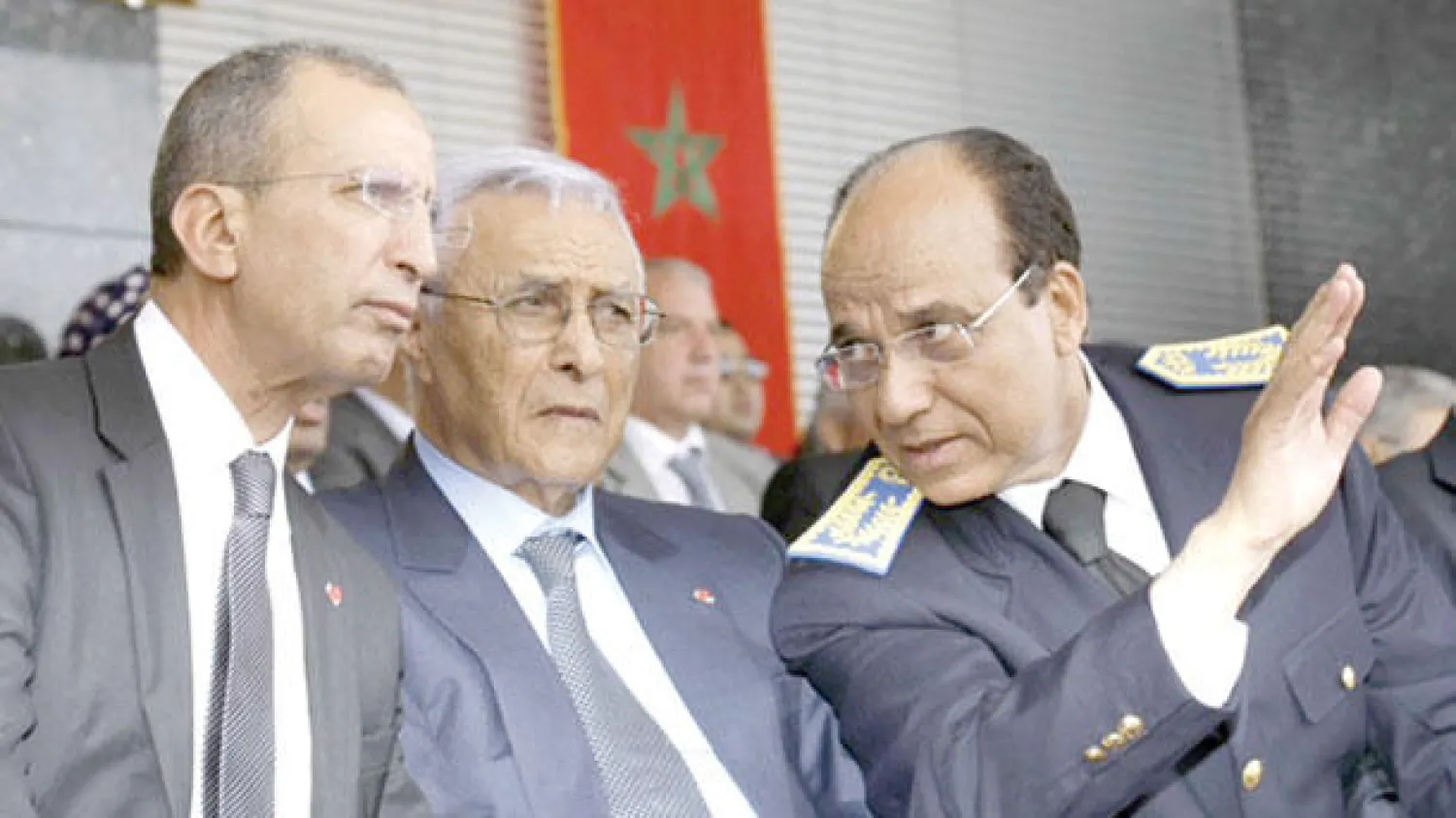 بوشعيب أرميل المدير العام للأمن الوطني والجنرال حسني بنسليمان قائد الدرك الملكي ومحمد حصاد وزير الداخلية خلال الحفل الذي نظم بالمعهد الملكي للشرطة مساء أول من أمس في القنيطرة (تصوير: مصطفى حبيس)