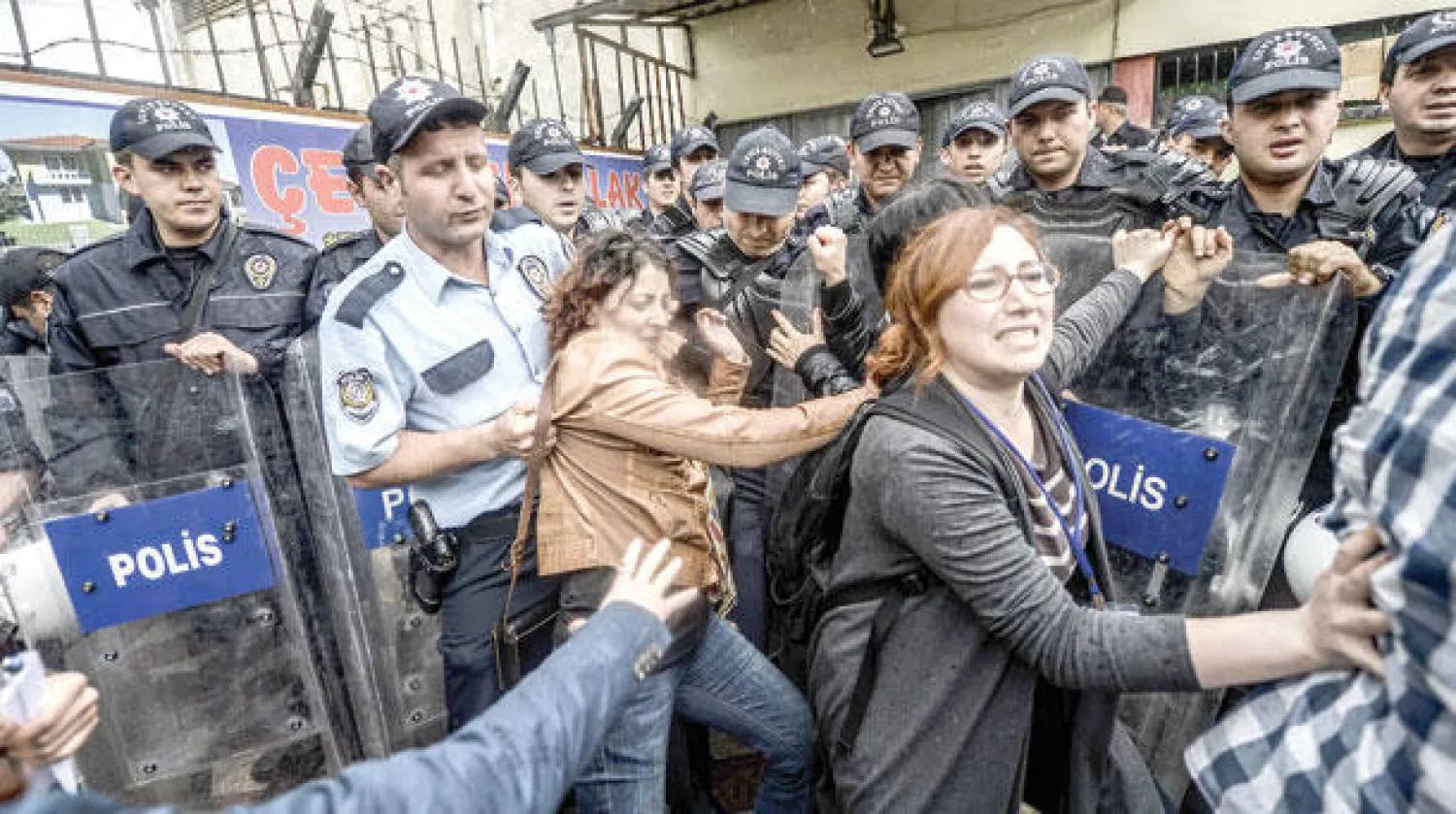 اشتباكات بين سيدات تركيات من عوائل ضحايا منجم سوما وشرطة مكافحة الشغب أمس احتجاجا على ما وصفوه بـ«إهمال الحكومة» تجاه حادث الانفجار في المنجم الذي أسفر عن مقتل أكثر من 301 عامل (أ.ف.ب)