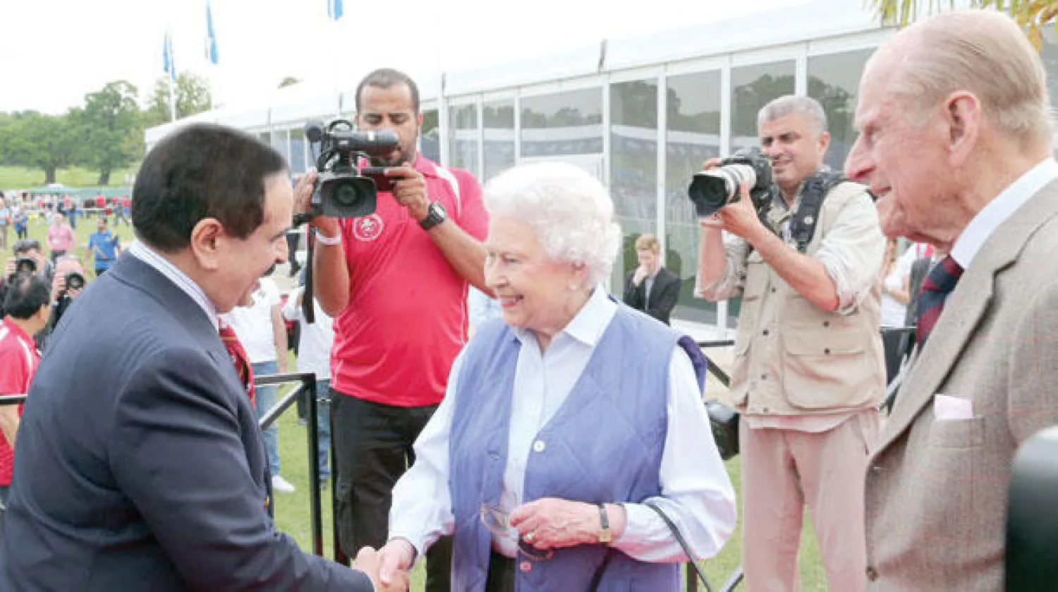 الملك حمد بن عيسى والملكة إليزابيث لدى حضورهما فعاليات مهرجان ويندسور الدولي للفروسية  في حديقة قلعة ويندسور الكبرى أمس («الشرق الأوسط»)