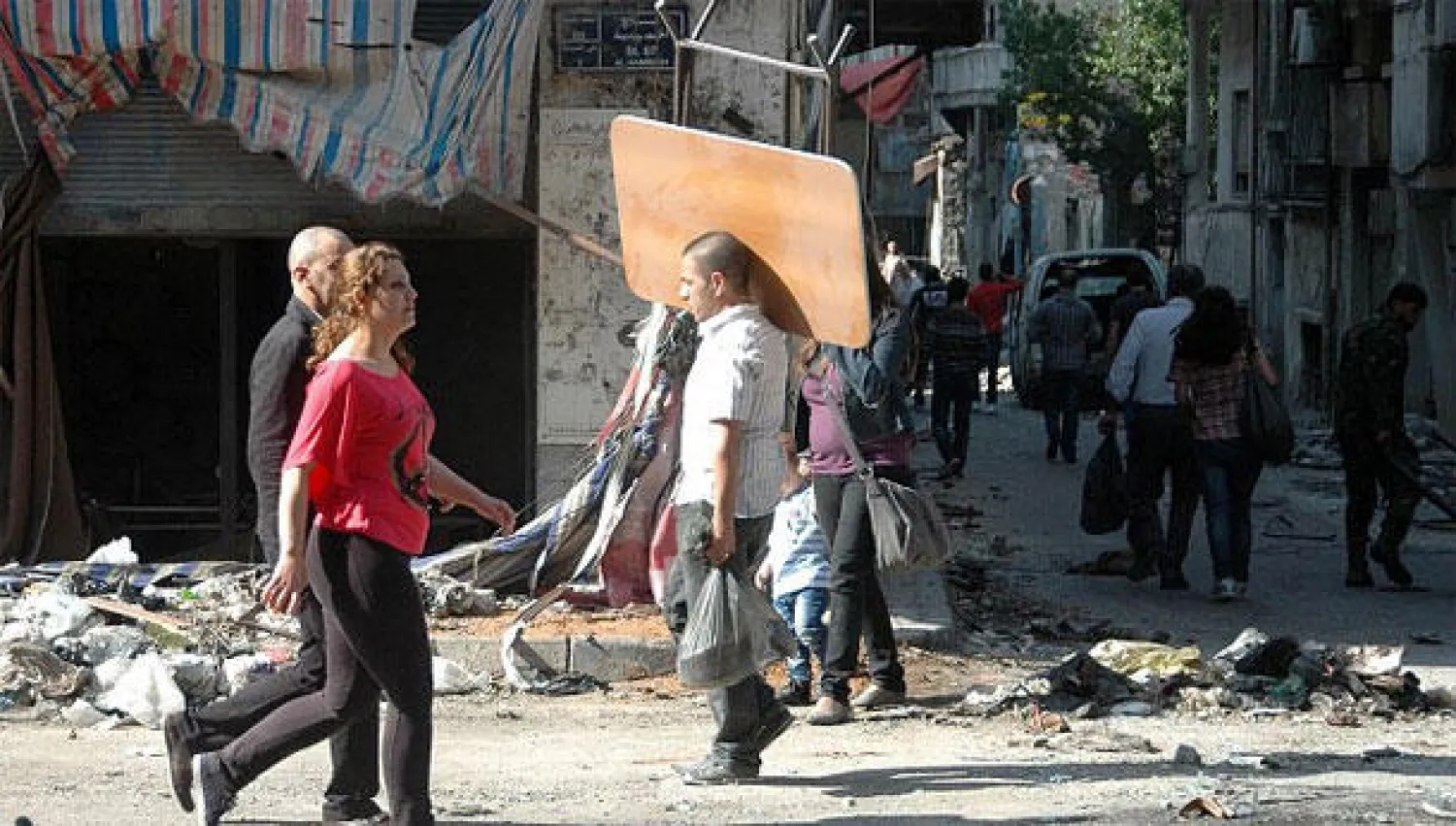 «العفيشة» يستبيحون ما تبقى من المنازل في حمص القديمة