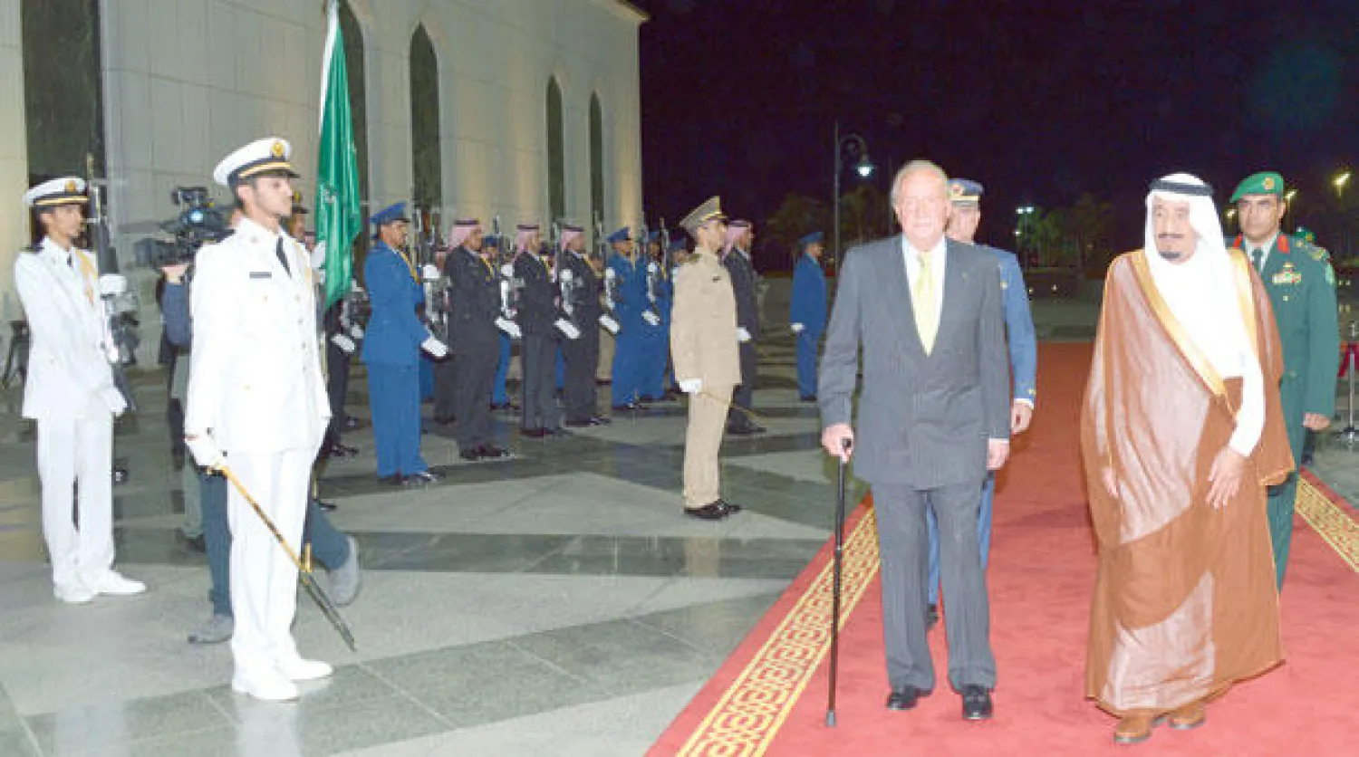 الأمير سلمان بن عبد العزيز لدى استقباله الملك خوان كارلوس بمطار الملك عبد العزيز في جدة أمس (واس)