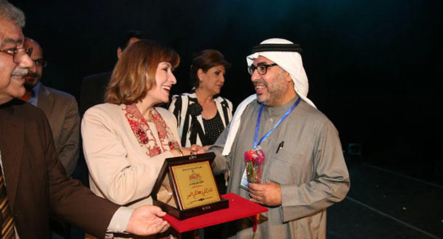 وزيرة الثقافة الأردنية أثناء تكريم الفنان المسرحي عمر الجاسر