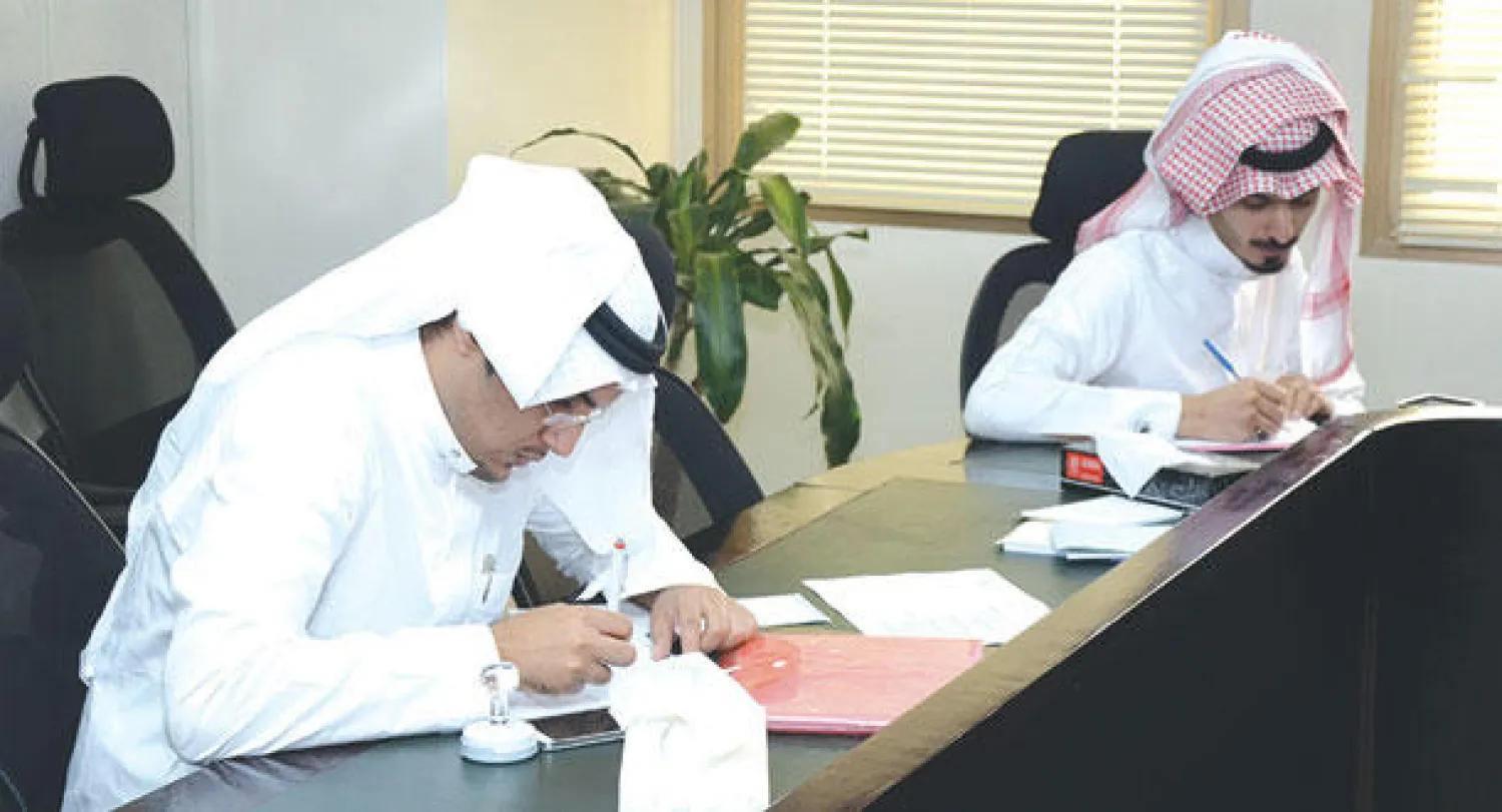 جانب من حفل توقيع عقود التمويل التي أبرمها بنك التسليف مع رواد أعمال («الشرق الأوسط»)