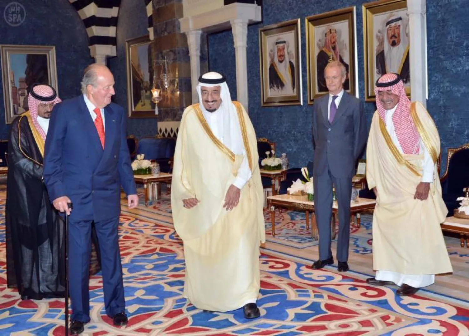  ولي العهد يستقبل خوان كارلوس ملك إسبانيا ويقيم مأدبة غداء تكريما له 