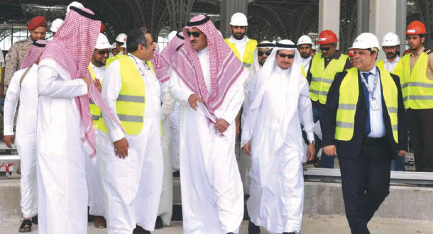 الأمير فيصل بن سلمان لدى تفقده مشروع مطار الأمير محمد بن عبد العزيز الجديد في المدينة المنورة أمس (واس)