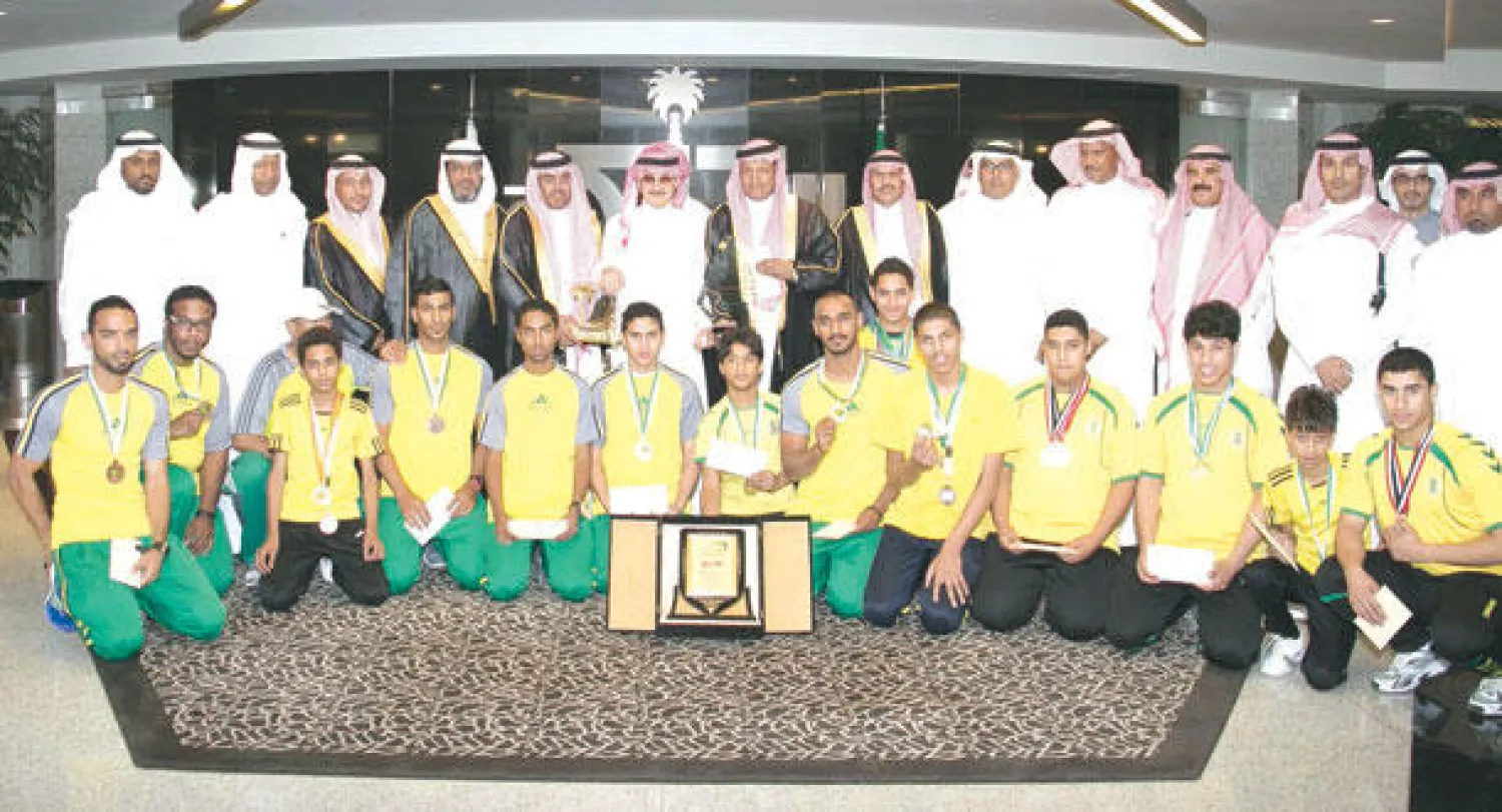 الأمير الوليد بن طلال خلال استقباله أمس أعضاء نادي الطرف