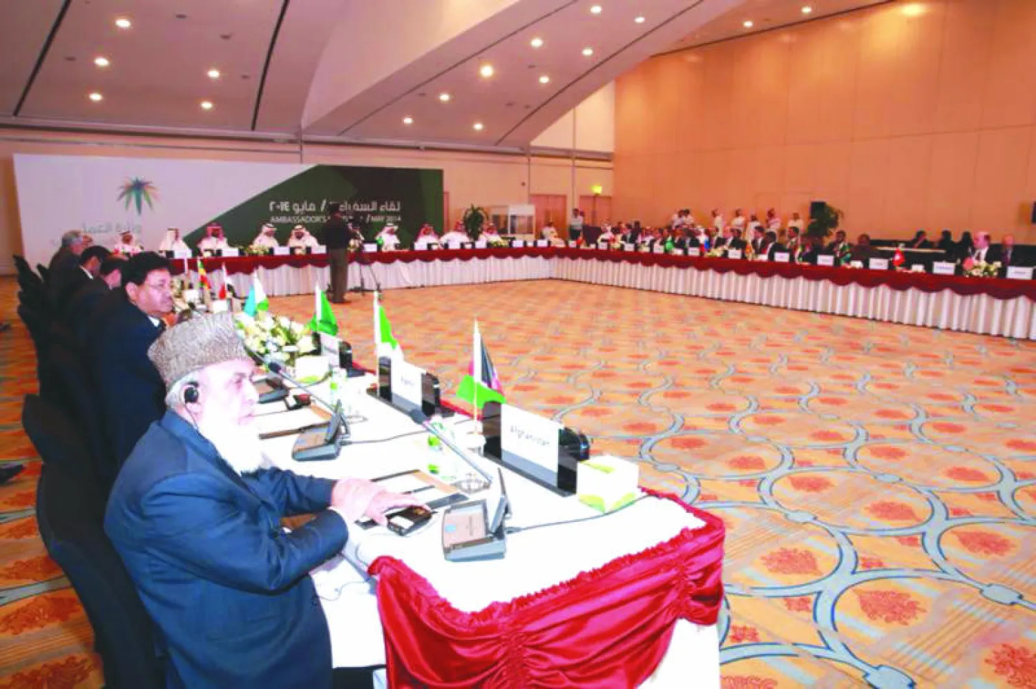 مسؤولو وزارة العمل لدى اللقاء السنوي مع سفراء الدول المصدرة للعمالة («الشرق الأوسط») 

جانب من تواجد ثلاثين سفيرا لاجتماع اللقاء السنوي مع وزارة العمل ("الشرق الأوسط")