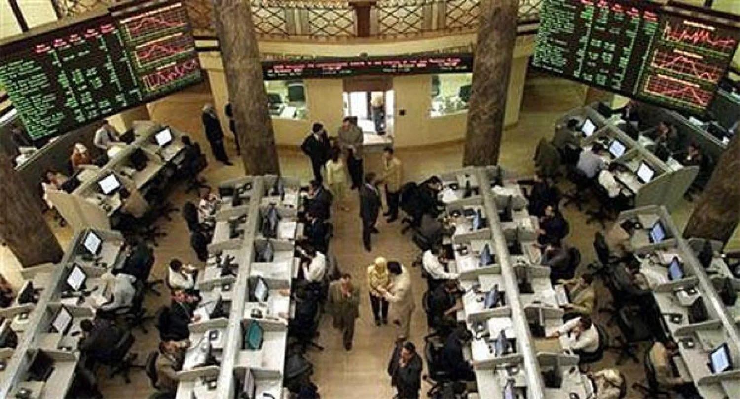 بورصة مصر تتراجع قبيل الانتخابات و«العربية للإسمنت» يقفز