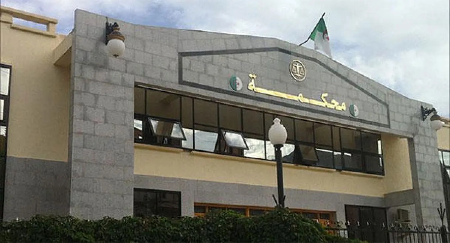 ستة أشهر سجنا غير نافذ لجزائري وتونسي متهمين بالتظاهر ضد بوتفليقة