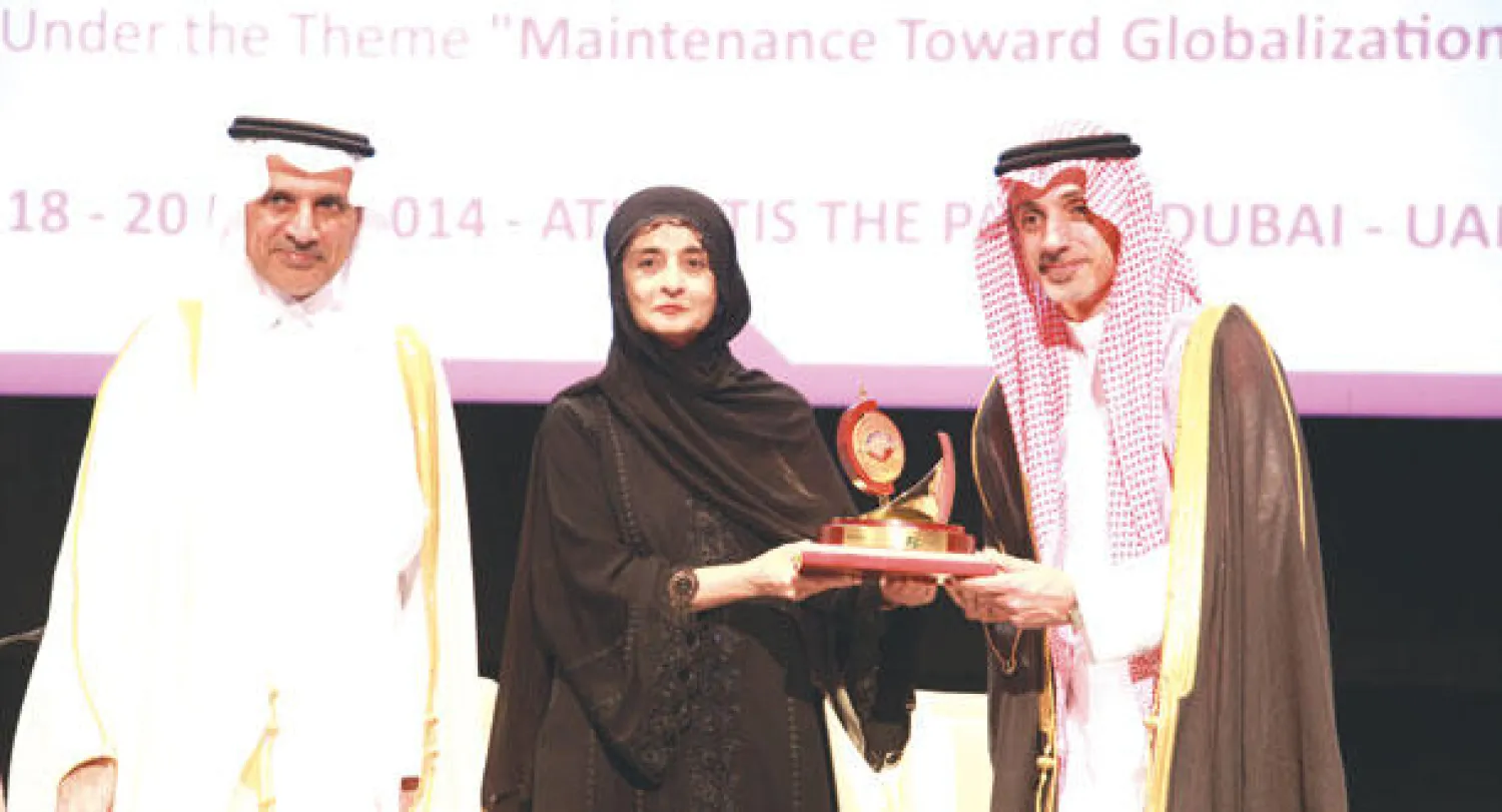 المهندسة زهرة العبودي وكيلة وزارة الأشغال العامة الإماراتية تكرم عدي الشيخ ممثل شركة سعودي أوجيه خلال الملتقى أمس (تصوير: باسل حموي)