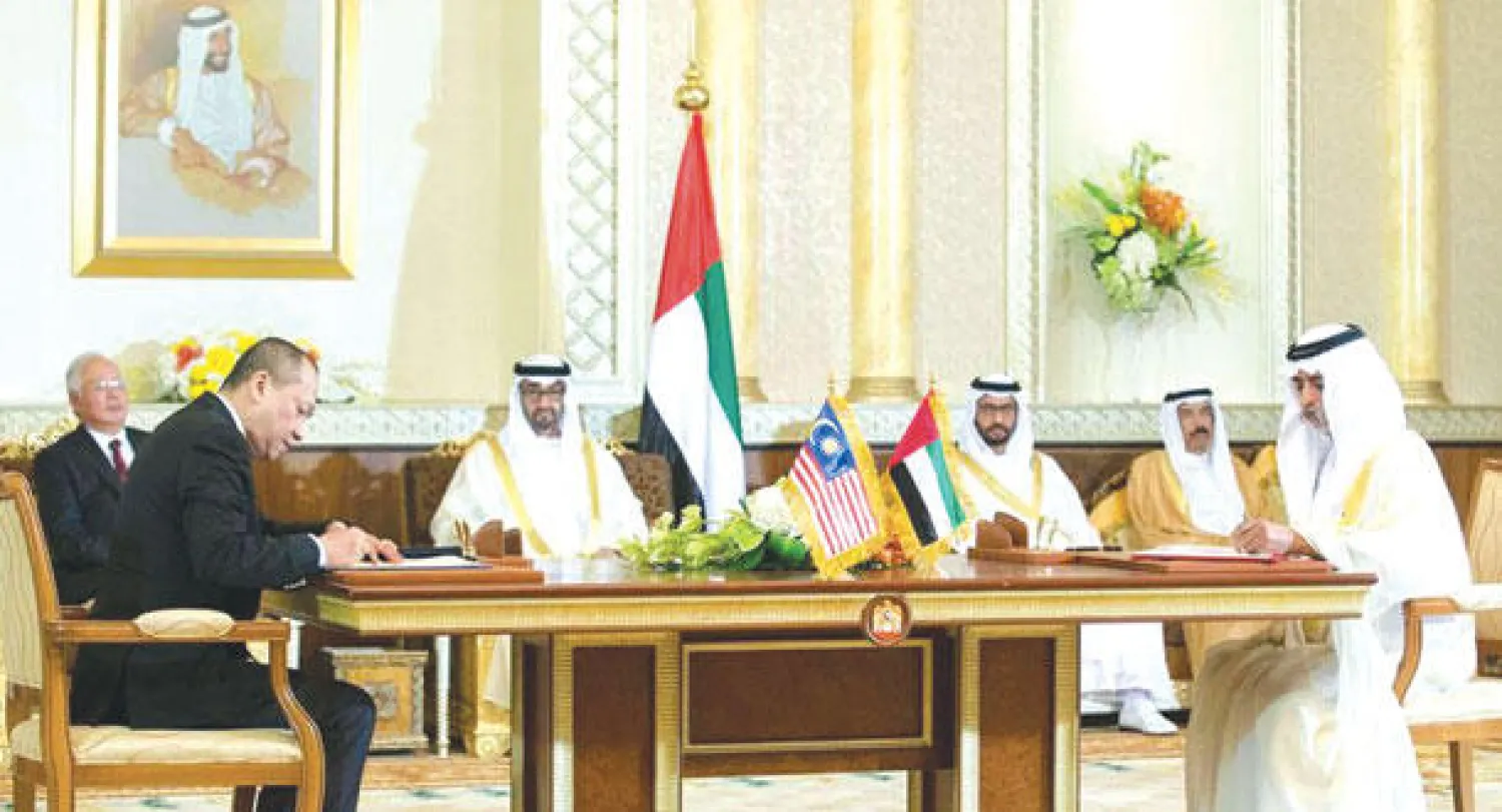 محمد بن زايد ورئيس وزراء ماليزيا خلال توقيع مذكرتي تفاهم بين البلدين (وام)