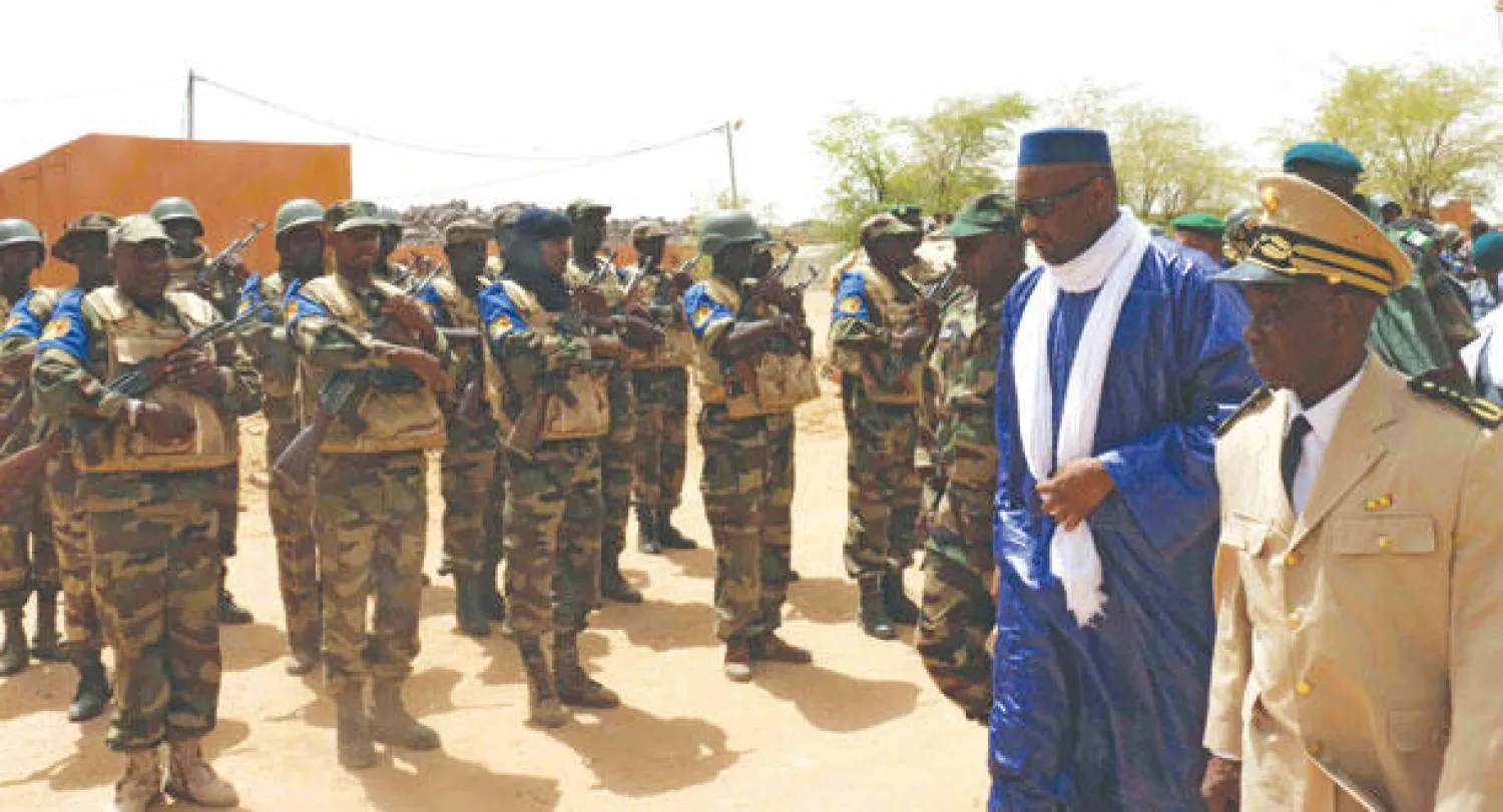 رئيس الوزراء المالي موسي مارا (الثاني من اليمين) لدى وصوله إلى مدينة كيدال أمس حيث اندلعت الاشتباكات (أ. ف.ب)