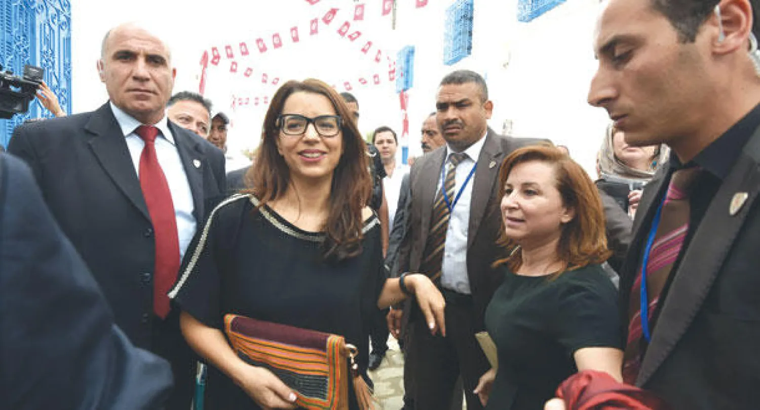 وزيرة السياحة التونسية أمل كربول لدى زيارتها لكنيس «الغريبة» في جزيرة جربة أمس (أ. ف. ب)