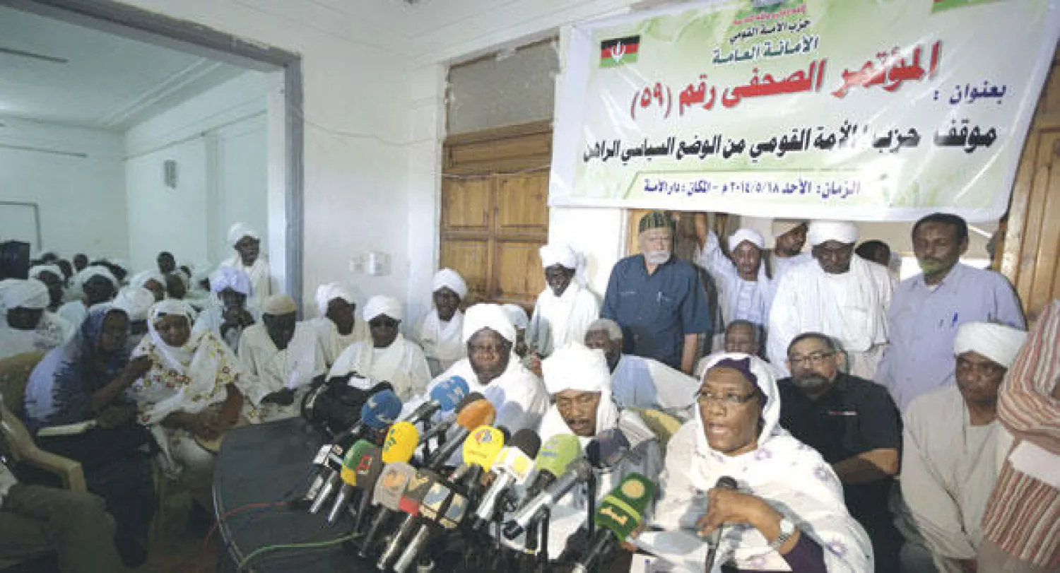 سارة نقد الله الأمينة العامة لحزب الأمة السوداني المعارض تعلن انسحاب الحزب من الحوار الوطني (أ ف ب)