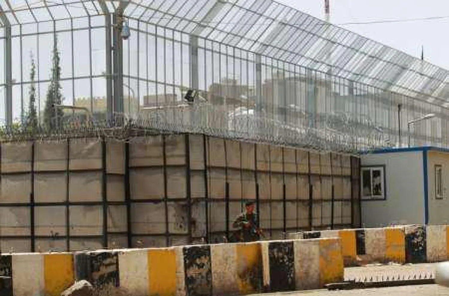 تمديد إغلاق سفارتي أميركا وفرنسا لدى اليمن وسط اضطراب أمني