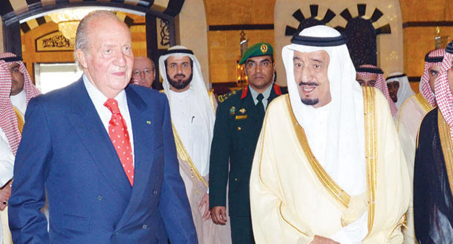 الأمير سلمان بن عبد العزيز خلال استقباله ملك اسبانيا أمس (واس)