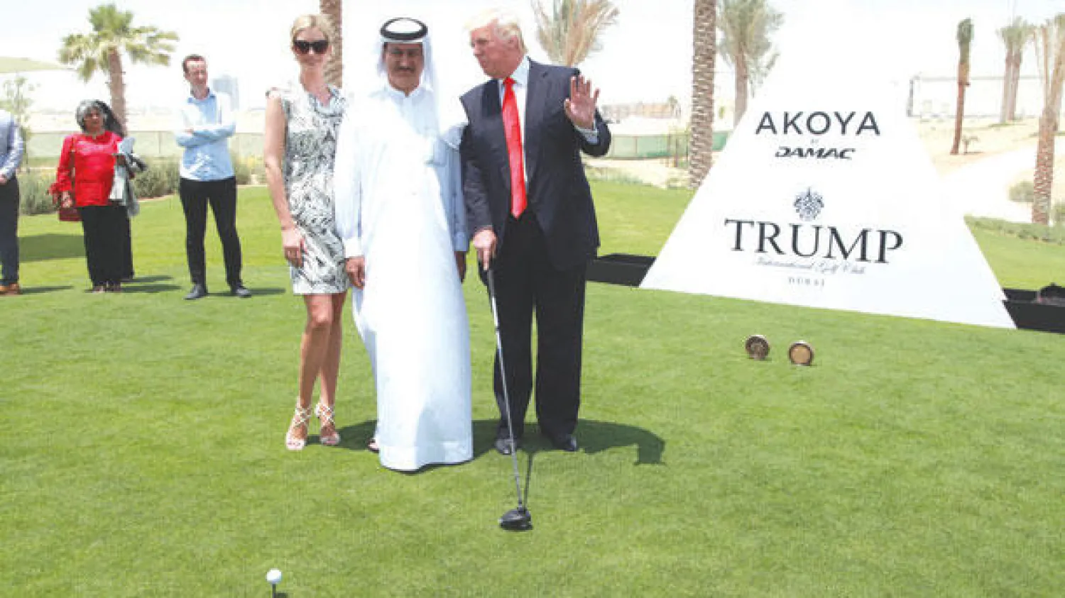 ترامب وابنته إيفانكا مع حسين سجواني في ملعب الغولف بمشروع اكويا (تصوير: عبد الله رمال)
