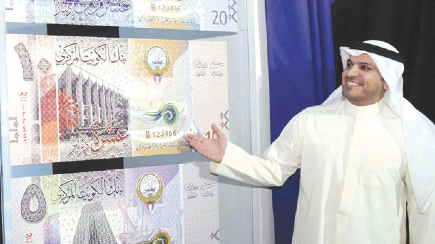 محمد الهاشيل محافظ البنك المركزي الكويتي يعرض صورا للبنكنوت