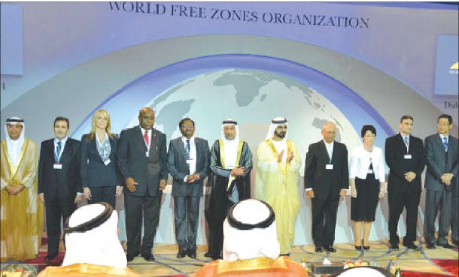 الشيخ محمد بن راشد يتوسط أعضاء المنظمة خلال إطلاقها أمس (وام)