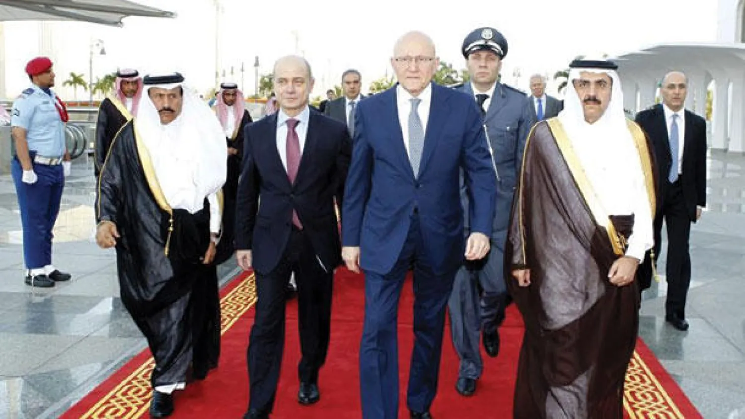 سلام لدى استقباله من قبل وزير الدولة السعودي مساعد العيبان وسفير المملكة لدى لبنان علي عسيري في مطار جدة أمس (واس)