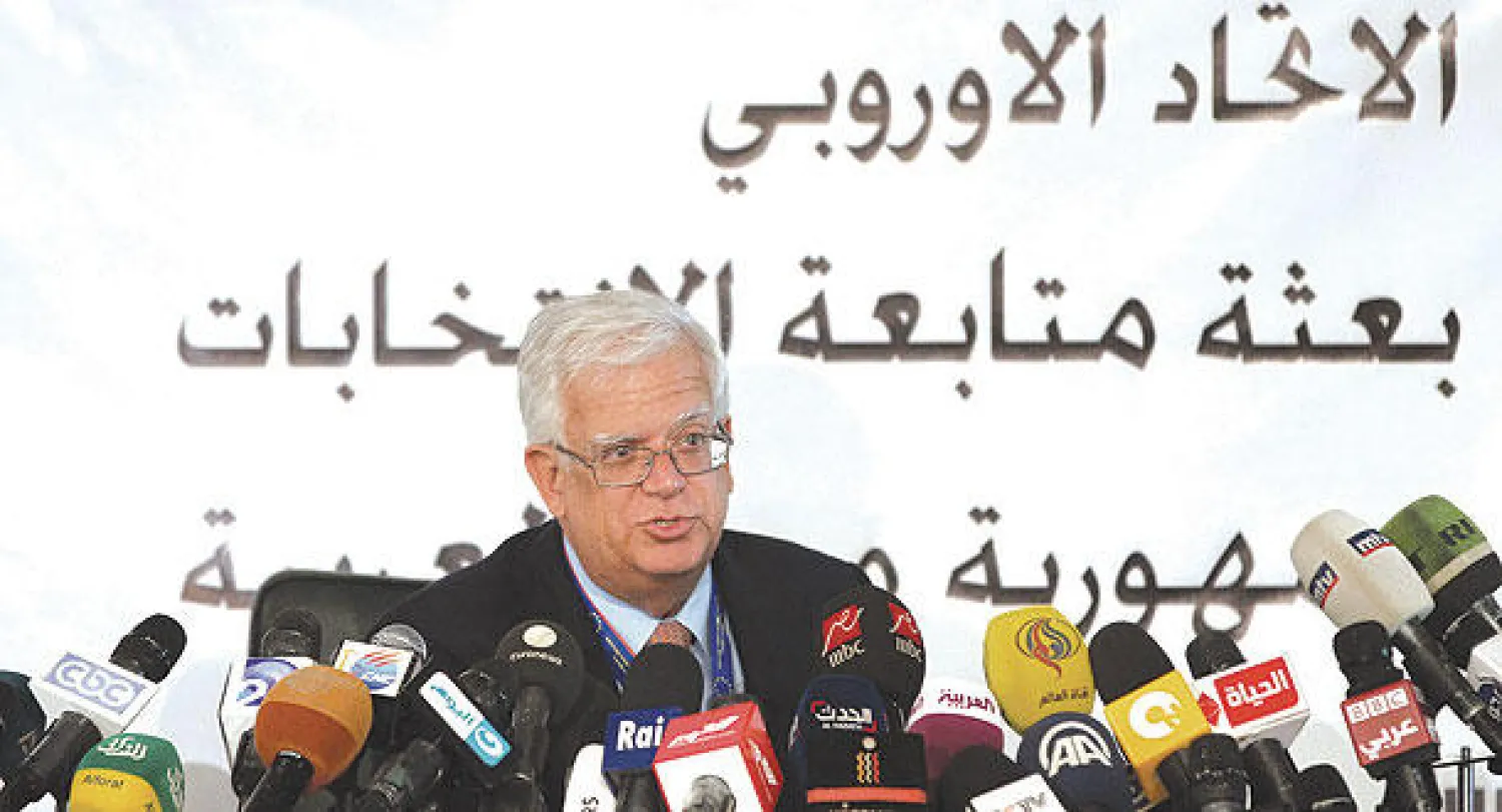 ماريو دافيد رئيس فريق متابعة الانتخابات الرئاسية التابع للاتحاد الأوروبي في مؤتمر صحافي عقده بالقاهرة أمس أكد فيه أن بعثة الاتحاد سوف تنتشر في مصر خلال الأسبوع الجاري (إ.ب.أ)