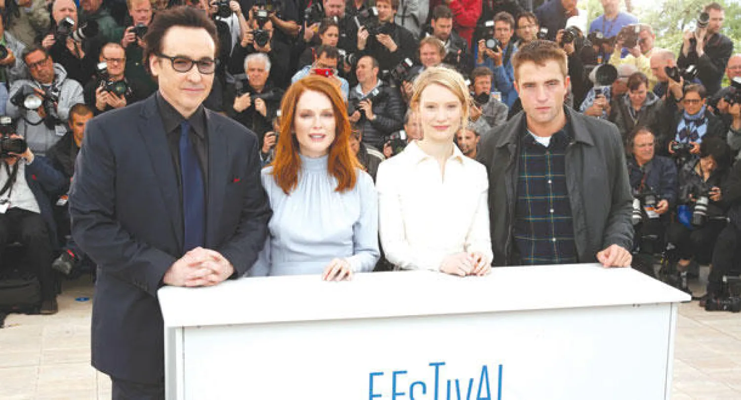 جوليان مور مع أبطال فيلمها «خريطة للنجوم» جون كوساك وميا واسيكوسكا (رويترز)