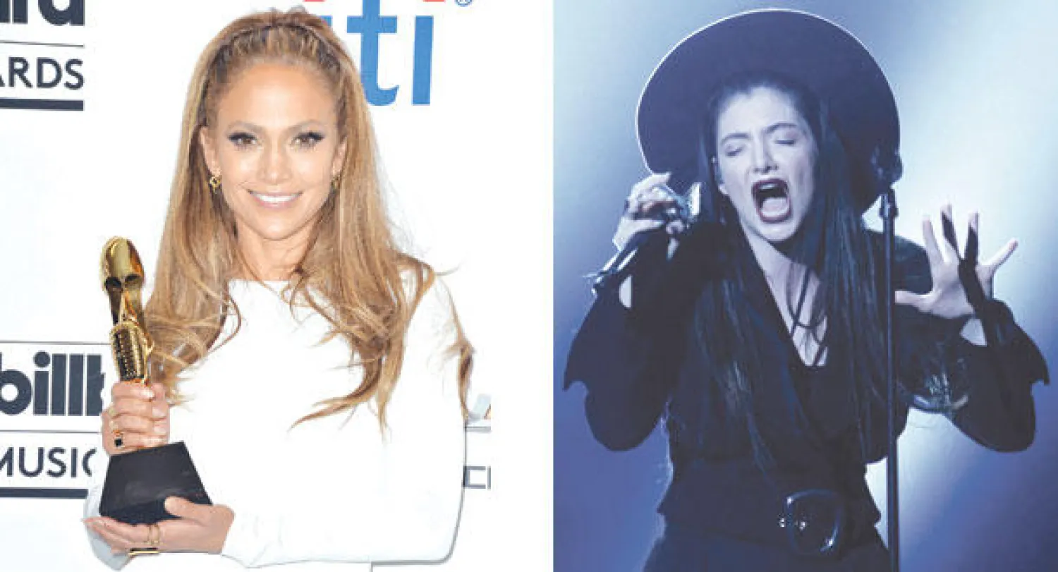 مغنية البوب لورد حصلت على جائزتي أحسن فنان حديث وأحسن أغنية روك بأغنيتها «رويالز» (رويترز)   -  جنيفر لوبيز وجائزة «الأيقونة»  عن مجمل أعمالها (أ.ف.ب)