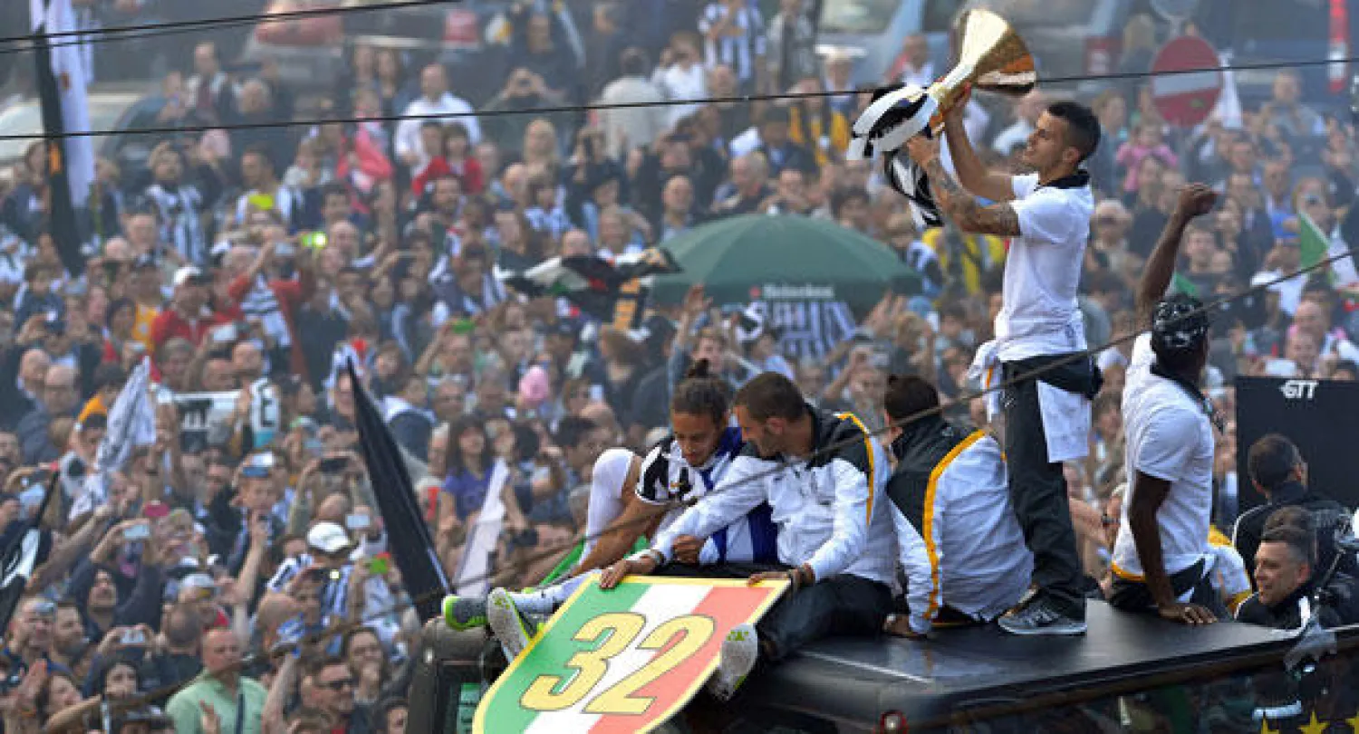 حافلة فريق يوفنتوس طافت مدينة تورينو احتفالا مع الآلاف بلقب الدوري (أ.ب)