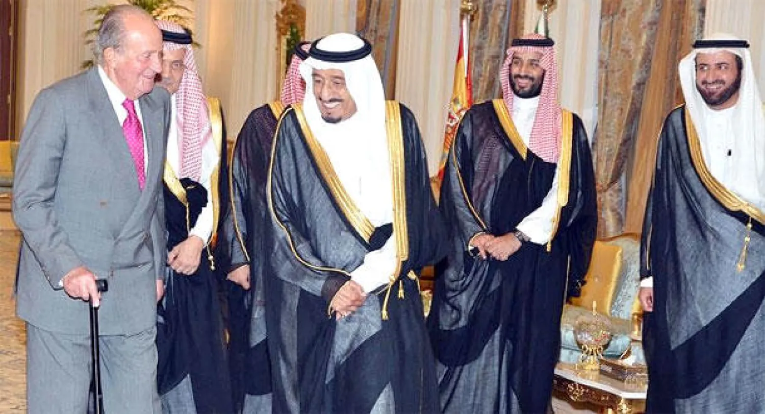 الأمير سلمان بن عبد العزيز خلال استقباله وزير الدفاع الإسباني (واس)