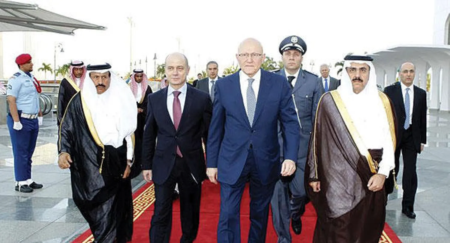 رئيس الحكومة اللبنانية تمام سلام لدى استقباله من قبل وزير الدولة السعودي مساعد العيبان وسفير المملكة لدى لبنان علي عسيري في مطار جدة أمس (واس)