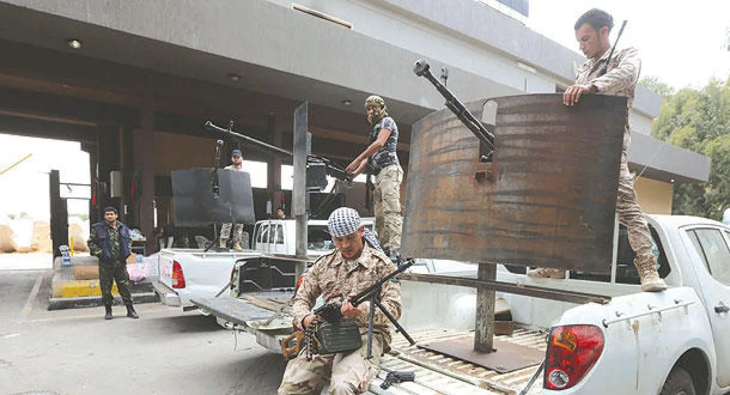 جنود من الجيش الليبي يحرسون المدخل الغربي الى العاصمة طرابلس أمس (أ.ف.ب)