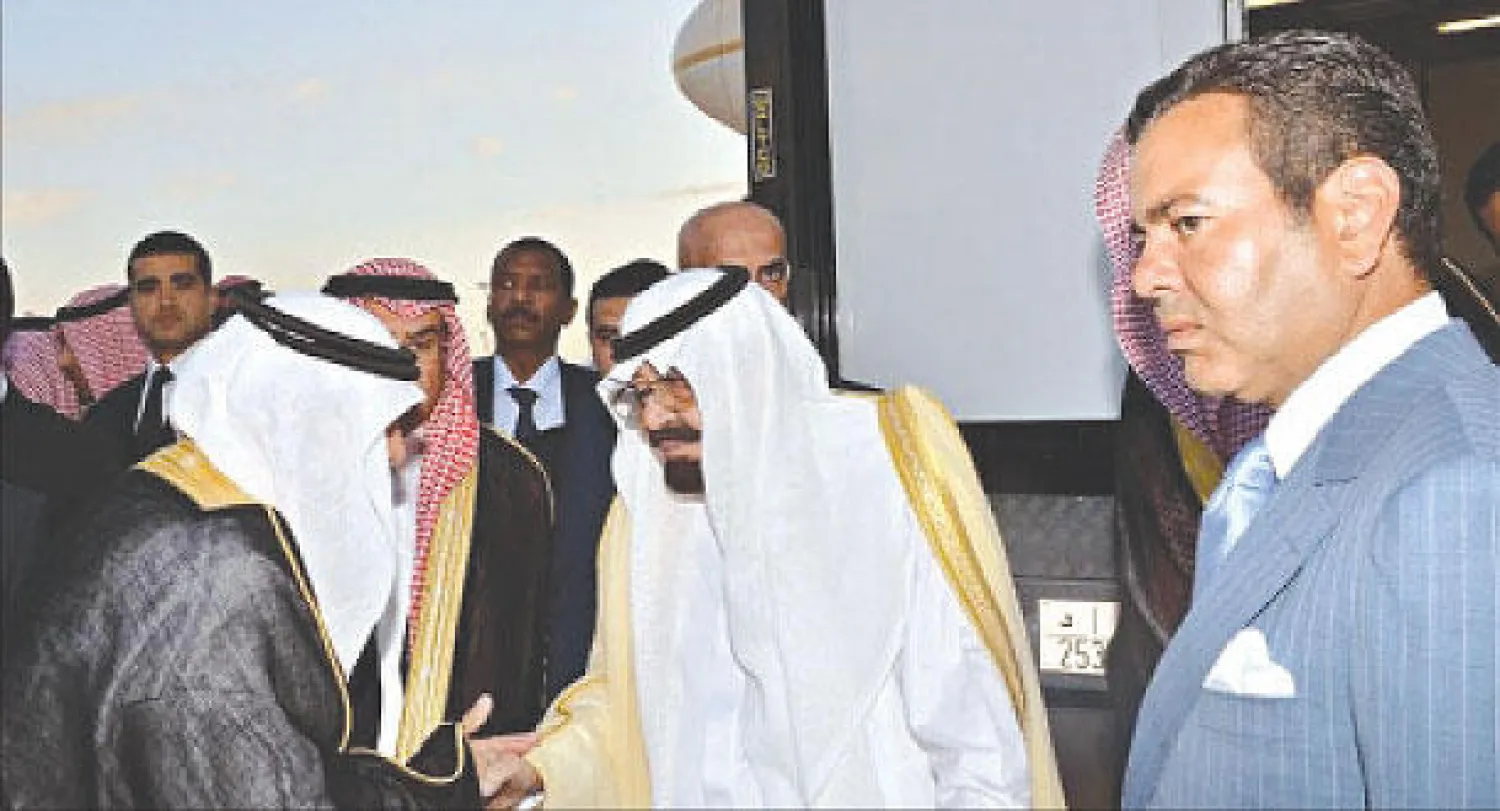 خادم الحرمين الشريفين لدى وصوله الدار البيضاء أمس حيث كان في استقباله بمطار محمد الخامس الدولي الأمير رشيد بن الحسن الثاني (واس)