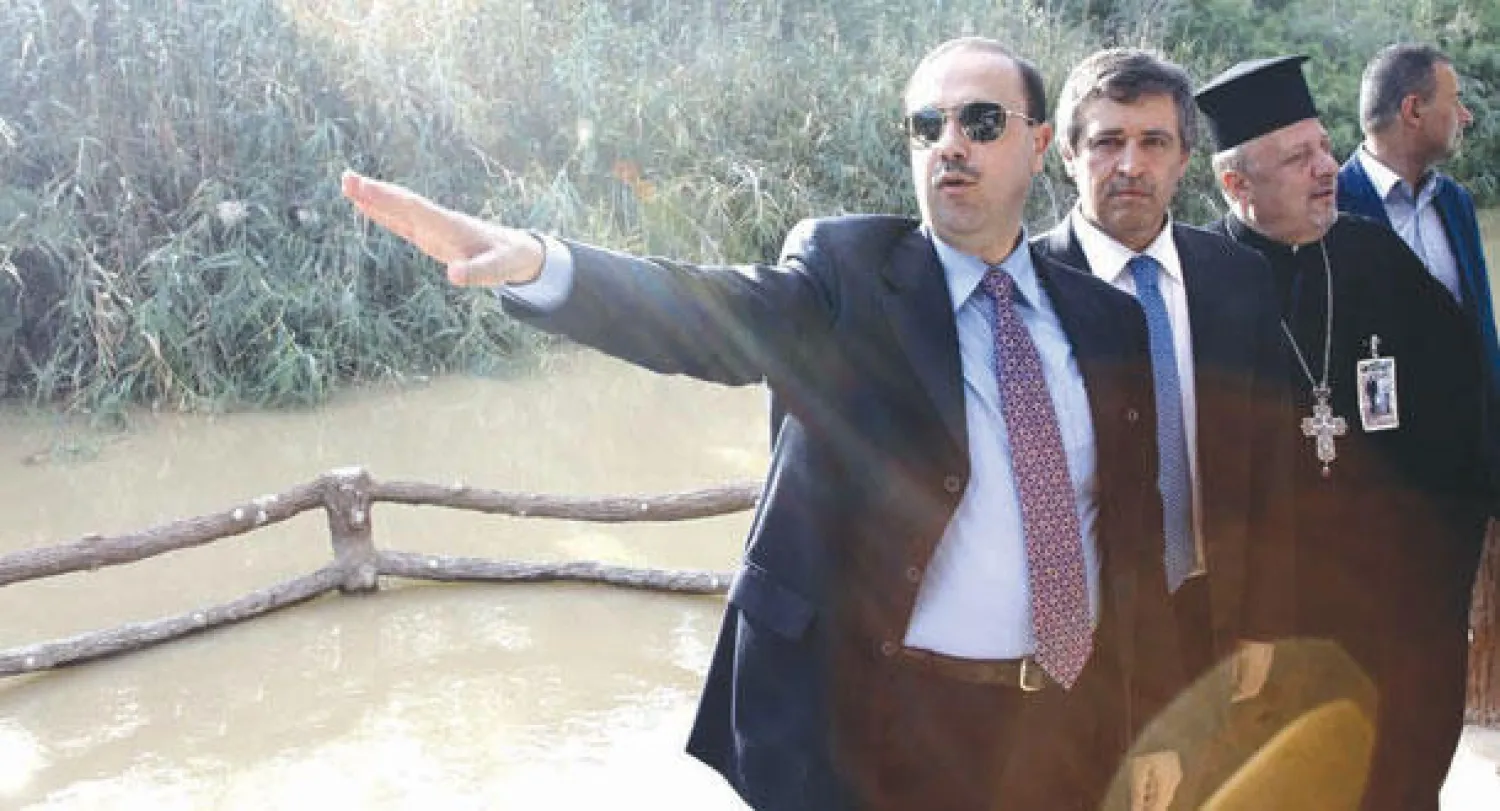 وزير الإعلام محمد المومني وبجانبه وزير السياحة نضال القطامين والأب نبيل حداد (بترا)